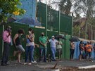 Obyvatelé brazilského msta Serrana ekají ve front na okování proti...