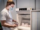 Zdravotník v kodaském okovacím centru ukládá vakcínu od spolenosti...