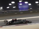 Fin Valtteri Bottas z Mercedesu jede kvalifikaci na Velkou cenu Bahrajnu.