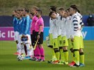 etí fotbalisté (v bílých mikinách) nastoupení ped zápasem proti Slovinsku