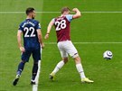 Tomá Souek, záloník West Hamu, stílí gól v utkání proti Arsenalu.