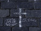 K namalovaným kím na památku obtí koronaviru na Staromstském námstí v...