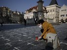 K namalovaným kím na památku obtí koronaviru na Staromstském námstí v...