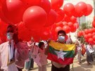 Studenti v Barm se chystají vypustit ervené balónky na protest proti...