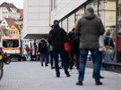 Lidé v nmeckém Tübingenu ekají v ad na testy na koronavirus. Pokud budou...