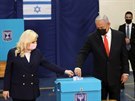 V Izraeli mají dalí volby. Na snímku je premiér Benjamin Netanjahu se svou...