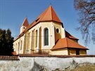 Kostel sv. Bartolom�je je opraven�. P�ilehl� fara kaz� pohled na tuto stavbu,...