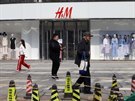Lidé procházejí ped zavenou prodejnou védského etzce spolenosti H&M v...