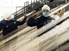 Místní pracovníci vyrábí koberce ve mst Urumi v severozápadní ín s...