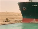 Suezský prplav zablokovala obí nákladní lo. (24. bezna 2021)