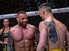 MMA zápasník Karlos Vémola u s úsmvem na tvái poté, co ukrtil Milana...