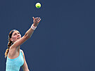 Petra Kvitová podává v osmifinálovém duelu v Miami.