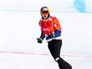 eská snowboardcrossaka Eva Samková slaví triumf ve výcarském Veysonnaz.