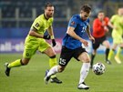 ÚPRK A GÓL. Estonský fotbalista Rauno Sappinen prchá eskému stoperovi Ondeji...