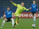 Estonský fotbalista Rauno Sappinen se pokouí zastavit eského beka Pavla...