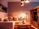 Obývací pokoj je chyte oddlen vysokou skíkou v dekoru deva. 