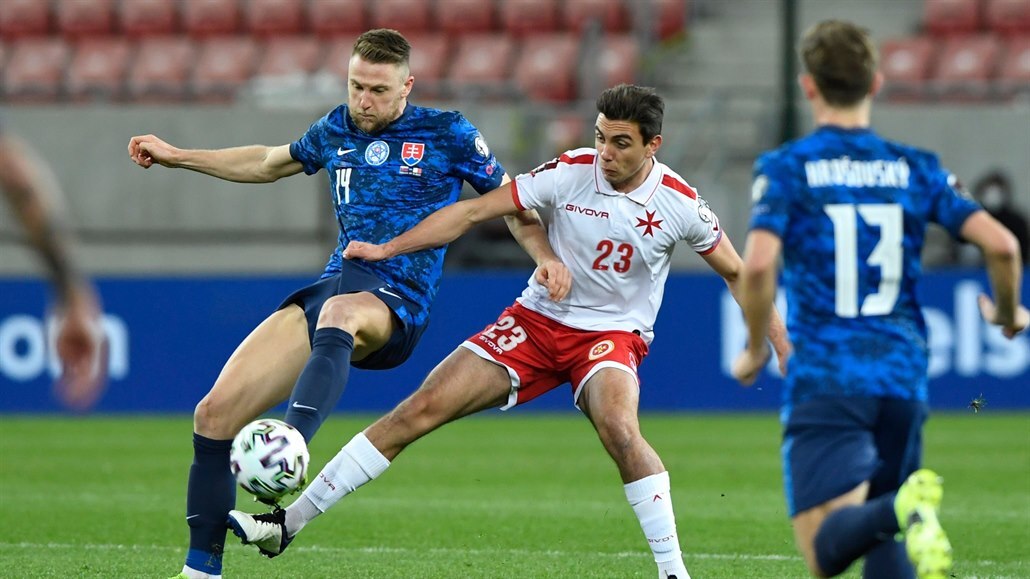 Milan �kriniar (vlevo) ze Slovenska a Alexander Satariano z Malty bojují o...