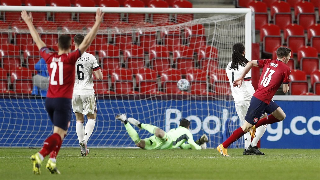 Luká� Provod (vpravo) st�ílí gól �eska v zápase proti Belgii.