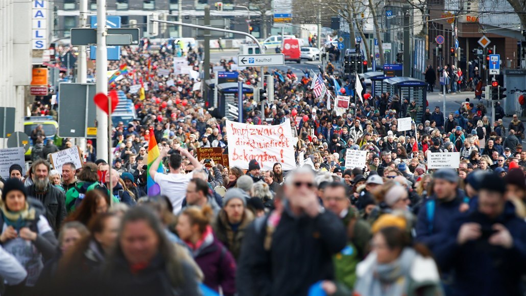 V nmeckém Kasselu se v sobotu selo na protestu proti restrikcím zavedeným...