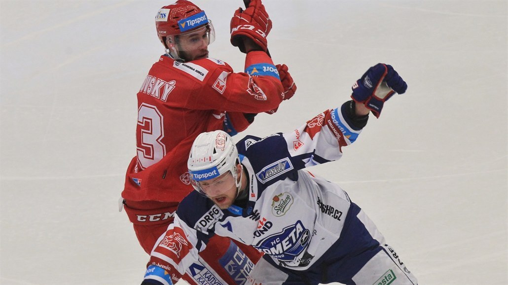T�inecký Daniel Kurovský (vlevo) v souboji s Tomá�em Bartejsem z Komety Brno