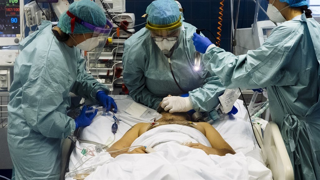 Zdravotnice ošetřují pacienta nakaženého covidem na oddělení ARO nemocnice v...