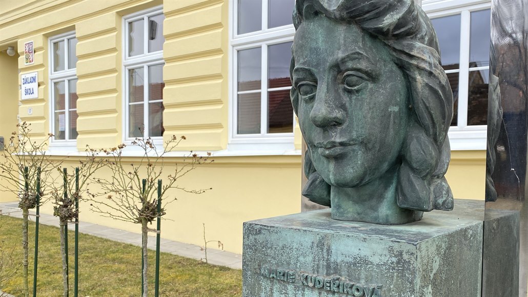 Vnorovy na Hodonínsku vnovaly odváné odbojáce Marii Kudeíkové bustu u...