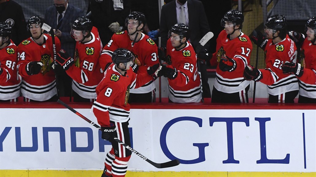 Dominik Kubalík sklízí po gólu pochvaly ze st�ída�ky Chicago Blackhawks.