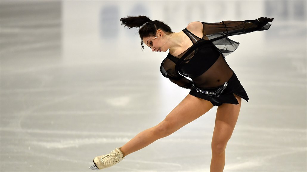 Jelizaveta Tuktamyševová v krátkém programu na mistrovství světa ve Stockholmu.