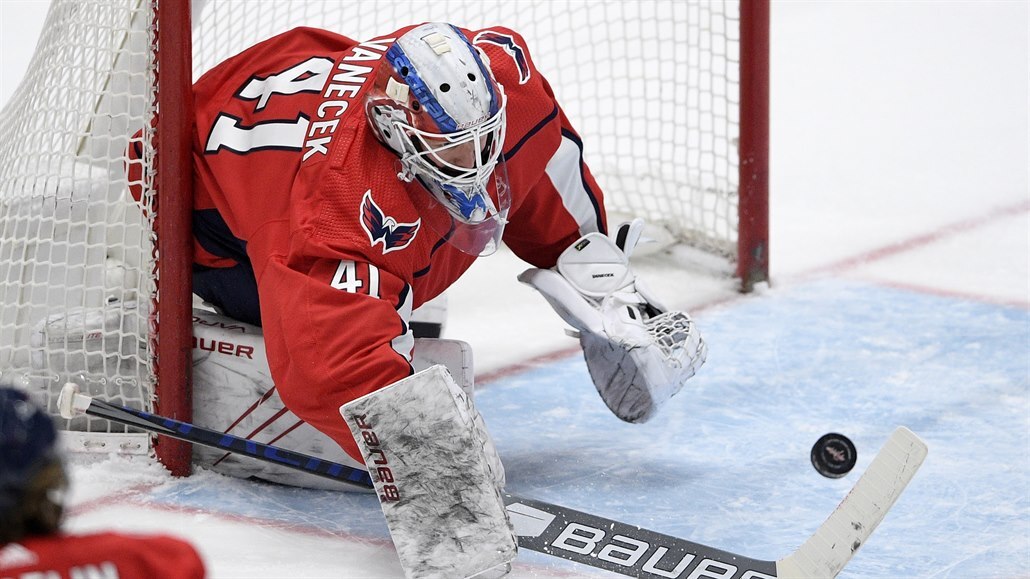 Branká� Washingtonu Vítek Van��ek v akci b�hem duelu s NY Rangers.
