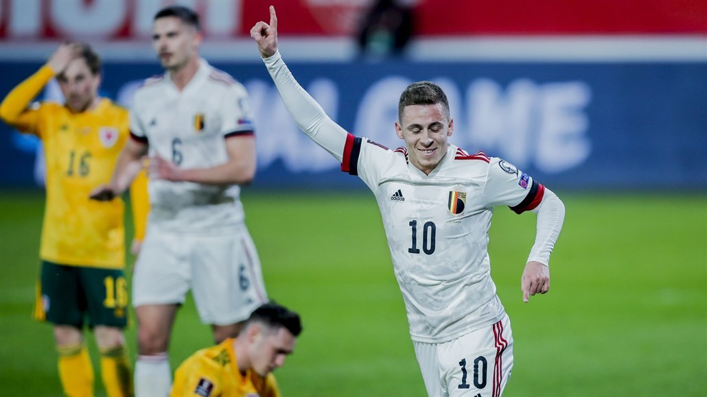 Belgický reprezentant Thorgan Hazard se raduje z gólu do sít� Walesu.