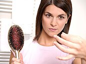 Nepíjemné padání vlas me být ovlivnno nejen genetikou, jednu z hlavních...