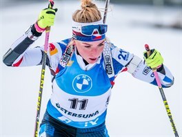 Markéta Davidová na trati závodu s hromadným startem v Östersundu