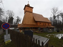 Původní památkově chráněný dřevěný kostel z roku 1563 shořel v létě 2017. Jeho...