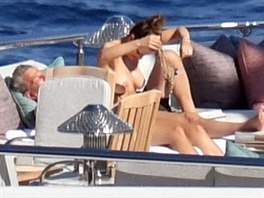 David Foster a Katharine Mcphee Fosterová na líbánkách (Capri, 2019)