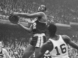 Elgin Baylor (vlevo) v dresu LA Lakers na snímku proti Boston Celtics, rok 1962.