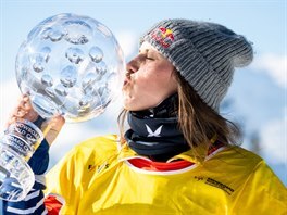 Česká snowboardcrossařka Eva Samková s křišťálovým glóbusem za prvenství ve...