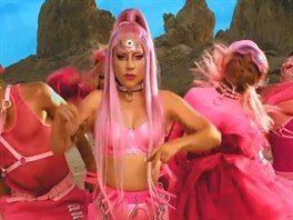 Lady Gaga ve videoklipu k písni Stupid Love (2020)