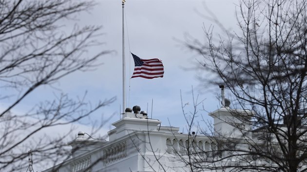 Dva masakry za týden. Vlajka na Bílém domě vlaje na půl žerdi. (23. března 2021)