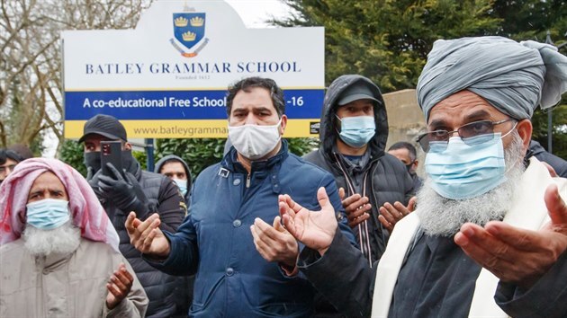 Poprask kvůli karikaturám Mohameda. Demonstrace muslimské komunity před základní školou v městečku Batley v anglickém hrabství West Yorkshire (25. března 2021)