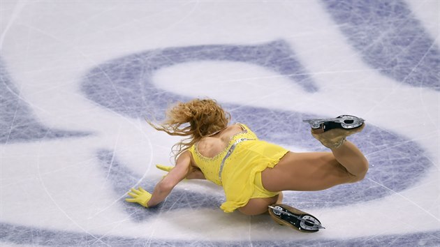 Eliška Březinová padá při volné jízdě na mistrovství světa ve Stockholmu.