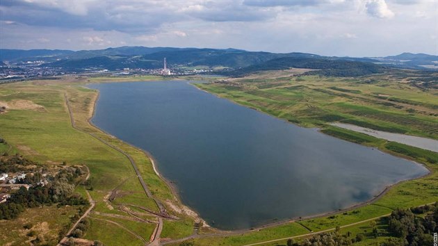 Jezero Milada je hlubok a 24,7 metru, dlouh 3,2 kilometru a irok 0,7 kilometru.