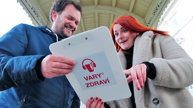 Moderátorka Pavlína Kyselová a produkční Vladimír Chlad patří k hlavním postavám realizačního týmu podcastové série nazvané VARY°ZDRAVÍ. Natáčení probíhá především v exteriérech.