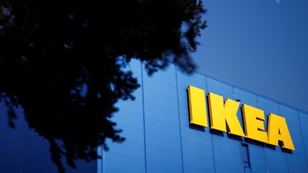 Francouzská pobočka nábytkářské společnosti IKEA musí zaplatit pokutu milion eur (asi 25 milionů korun) za špehování zaměstnanců, rozhodl v úterý francouzský soud. Vinným shledal i bývalého generálního ředitele pobočky Jeana-Louise Baillota, jehož odsoudil k dvouletému vězení s podmínkou a pokutě ve výši 50 tisíc eur (1,2 milionu korun). 