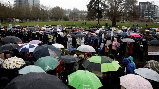 Protestujc se vydali na pochod mstem vybaveni stovkami transparent a kvli poas tak detnky. (21. bezna 2021)