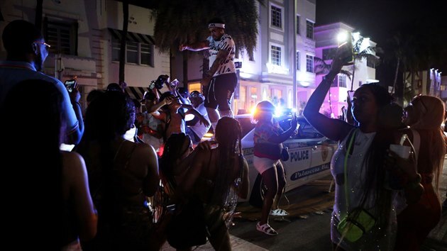 Miami Beach vyhlásilo nouzový stav a zákaz vycházení kvůli návalu studentů na jarních prázdninách. (21. března 2021)