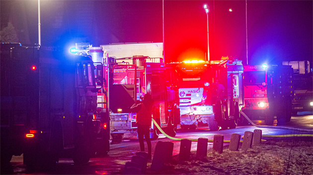 V obci Jasenná na Náchodsku hořelo stavení, s požárem bojovalo sedm jednotek hasičů. (19. března 2021)
