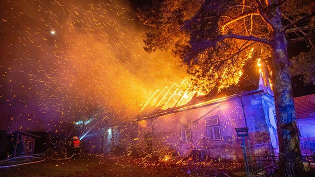 V obci Jasenná na Náchodsku hořelo stavení, s požárem bojovalo sedm jednotek hasičů. (19. března 2021)