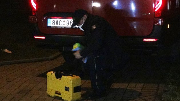 V pátek večer uzavřela policie ulici v Letňanech, na místě byli i pyrotechnici a hasiči. (19. března 2021)