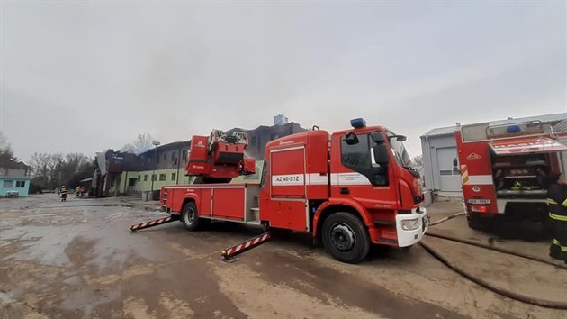 V noci na nedli zasahovalo dvanct jednotek hasi u poru budovy v Moravskm Psku. (21. bezna 2021)