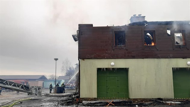 V noci na neděli zasahovalo dvanáct jednotek hasičů u požáru budovy v Moravském Písku. (21. března 2021)